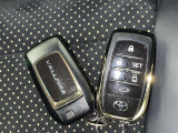 スマートキーをポケットやバッグに携帯していれば、キーを取り出すことなくドアハンドルを握り解錠、ドアハンドルのセンサーに触れるだけで施錠できます。