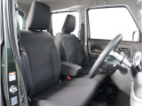 【清潔感のある運転席&助手席】隅々までクリーニングの行き届いた運転席&助手席。目立ったシミや汚れ等もございません。快適なドライブをどうぞ。