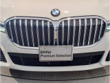 【BMWの伝統】BMWの特徴的な&ldquo;キドニーグリル&rdquo;は、80年以上続く伝統の形でございます。変わらないこだわりのデザインが、プレミアムブランド&ldquo;BMW&rdquo;を創り出します。