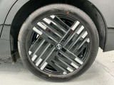 【純正アルミホイール】車体に最適化された設計による優れた耐久性と走行性能、そしてデザイン性。特に、足回りの軽量化は加速性能・燃費・乗り心地の向上に繋がり、ブレーキ性能も高めます。
