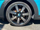 格好良くてピカピカのアルミホイールがあなたの愛車をいっそう輝かせます。