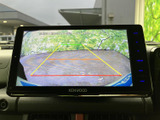 後退時には広範囲をカバーする映像を表示し、安全確認をサポート。駐車場での車庫入れや、狭い道での運転を安心して行えます。