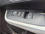 運転席のスイッチで全てのウィンドウの開閉操作を行うことができます。ロックボタンをONにしておくと、運転席以外のウィンドウは作動しないのでお子様を乗せているときなども安心ですね♪