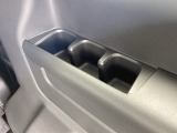 3列目両側にも便利なドリンクホルダー。