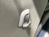 運転席&助手席の背面についたユーティリティフックには荷物がサッと掛けられます。