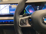 運転中にもオーディオの音量やFMの切り替えなどステアリングでの操作で切り替え可能なため、ステアリングから手を放す必要がない為、運転中でも操作が簡単でございます。