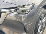 【LEDヘッドライト】悪天候や夜間走行時も良好な視界を確保し安心して運転できる高輝度LEDヘッドライトを装備!点灯速度が早く、消費電力も抑えられています。