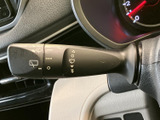 操作しやすい位置に配置されたウインカーレバー。スムーズな操作で、安全な車線変更をサポートします。日常の運転をより快適に。