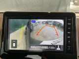 画像の左側は運転席から見ることのできないフロント左側を映している画像です、狭い道や幅寄せ時に便利です。