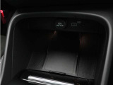 対応機種のスマートフォンを、トンネルコンソールの下のラバープレートに置いておくだけで充電可能。センターディスプレイの機能ビューを使用して、充電プレートのオンとオフを切り替えることができます。