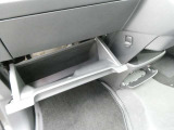 車検証などが収納できるグローブボックスです。