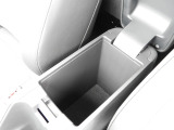 ★アームレスト機能付きセンターコンソール★フタがしっかり開きますので荷物の出し入れがスムーズに行えます。収納量も申し分ないです!