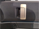 車の乗り降りの際に必ず触るドアハンドルです。使用感が気になる方はお気軽にお申し付けくださいませ。
