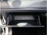 車検証ケースも入る丁度いいサイズのグローブボックスです。他にも普段入れておきたいものを入れておけます。