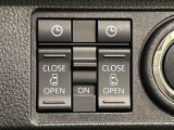 両側パワースライドドアウェルカムオープン機能 降車時にスイッチで予約しておけば、乗車時に電子カードキーを持ってクルマに近づくだけでパワースライドドアが自動でオープン♪