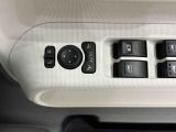 キーフリー連動で施錠時に格納します。降車の直前まで後方確認ができ、閉じ忘れも防げます。