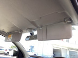 サンバイザーには駐車券などを挟めるホルダーが付いており便利です。