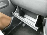 助手席前には車検証の収納に便利なグローブBOXが備わっています。