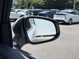 ブラインドスポットモニターついてます!走行中に車両後方の死角にいる車両を検知し、インジケーター点灯で教えてくれるとっても便利な装備です☆