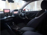 内装はシンプルに使い勝手を考え作られています。お車を運転する感覚をダイレクトに体感して頂けます。室内も広くロングドライブにも快適にお過ごしいただけます。