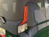 急ブレーキを後続車にお知らせするエマージェンシーストップシグナル機能付きLEDリヤコンビネーションランプ(LEDストップランプ)