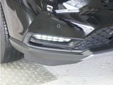 【フォグライト】スタイリッシュな印象を高めるとともに、悪天候時などの前方視界をサポートします。