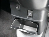 ◆センターロアボックス◆インパネ中央の下部には、ごみ箱としても使用する事ができるセンターロアボックスを装備しております。