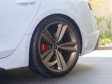●オシャレは足元からといいますが、車も同じく足元のエレガンスさで全体のイメージが変わります。