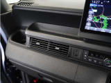 ◆インパネトレイ◆お財布や携帯、小物置きに便利なトレイが助手席側にございます。