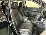 フロントは運転席と助手席が別々の広々としたセパレートシート、運転席は高さを調整できるハイトアジャスター付きでちょうどいいドライビングポジションに調整できます