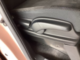 シートリフター装備。運転席の高さを調整する機能