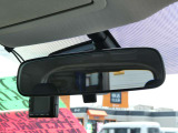 ルームミラーは防眩機能つきで、まぶしい車が来ても反射光を抑えてくれます。