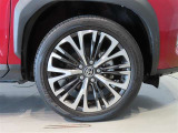 純正のアルミホイール装着車です。タイヤサイズは215/50R18です。
