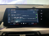 【ナビ純正】ワイドコントールディスプレイは、画面内に多数の情報を表示する事が可能です。センターコンソールiDriveコントローラー操作だけでなく、タッチパネルでの操作も可能となっております。