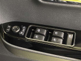 格納式リモコンドアミラーと、パワーウィンドウマスタースイッチです。車内の換気も運転席から簡単に行えます。