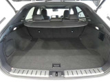 広く開口部の大きいトランクルームは、荷物の出し入れも楽です。トノカバーがあるのでプライバシーも守られますね。