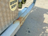 運転席側テールランプブラケット上部に曲がりがあります。