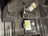 助手席足元下にはパンク修理キットが収納してあります