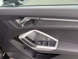 運転席からリアハッチを開けることができます。