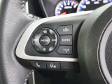 ハンドルの左側のスイッチは携帯電話のBluetoothとペアリング設定をしておけばハンズフリー通話ができるスイッチ&オーディオの切り替え・選局・音量調整の操作ができます。