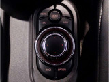 シフトレバー周辺に搭載されたiDrive(ナビのコントローラー)はドライバーの運転姿勢を崩さず、直感的に操作が可能で御座います
