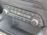運転席と助手席で個別に温度設定ができるフルオートエアコンを装備。シートヒーターも備え、寒い季節も快適です。上質感漂うダイヤルやスイッチ類を、ぜひ店頭でお確かめください。