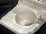 (前席/掘り込み式)ホットカップホルダー☆保温付で温活が車内でも実現♪600mlのペットボトルまで対応しておりスイッチ1つで温かい飲み物は保温を、冷たい飲み物は常温にしてくれます