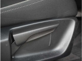 【運転席シートリフター】運転席シートリフターで座面を上げ下げできます。運転しても疲れにくい姿勢に調整できます。