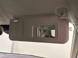 ちょっとした身だしなみチェックができるミラー付きサンバイザーが付いてます