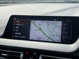 【純正ナビゲーション】BMWのナビゲーションは操作性も良く、詳細な地図情報と交通状況を見やすく表示し、快適なドライビングをサポートしながら目的地までナビゲートします。