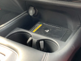 センターコンソールにはドリンクホルダーを装備!休憩中も運転中も重宝します。コードレス充電も出来るので充電ケーブルやモバイルバッテリーがなかったり忘れてしまっても安心です。