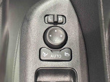 キーフリー連動で施錠時に格納します。降車の直前まで後方確認ができ、閉じ忘れも防げます。