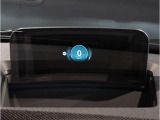 【ヘッドアップディスプレイ】現在の車速表示や目的地へのルート案内やメディア関連のリストを表示する事が可能です。視線移動を減らす事によりドライブに集中して頂けます。