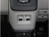 運転席、助手席の窓の開閉スイッチが中央についております。